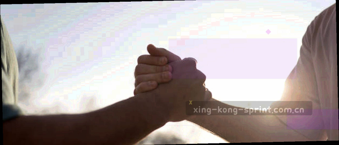 球场边线俯视抽象图，草皮上的发光轨迹线一直延伸到球门
